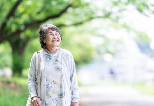 高齢の女性が空を見上げている様子